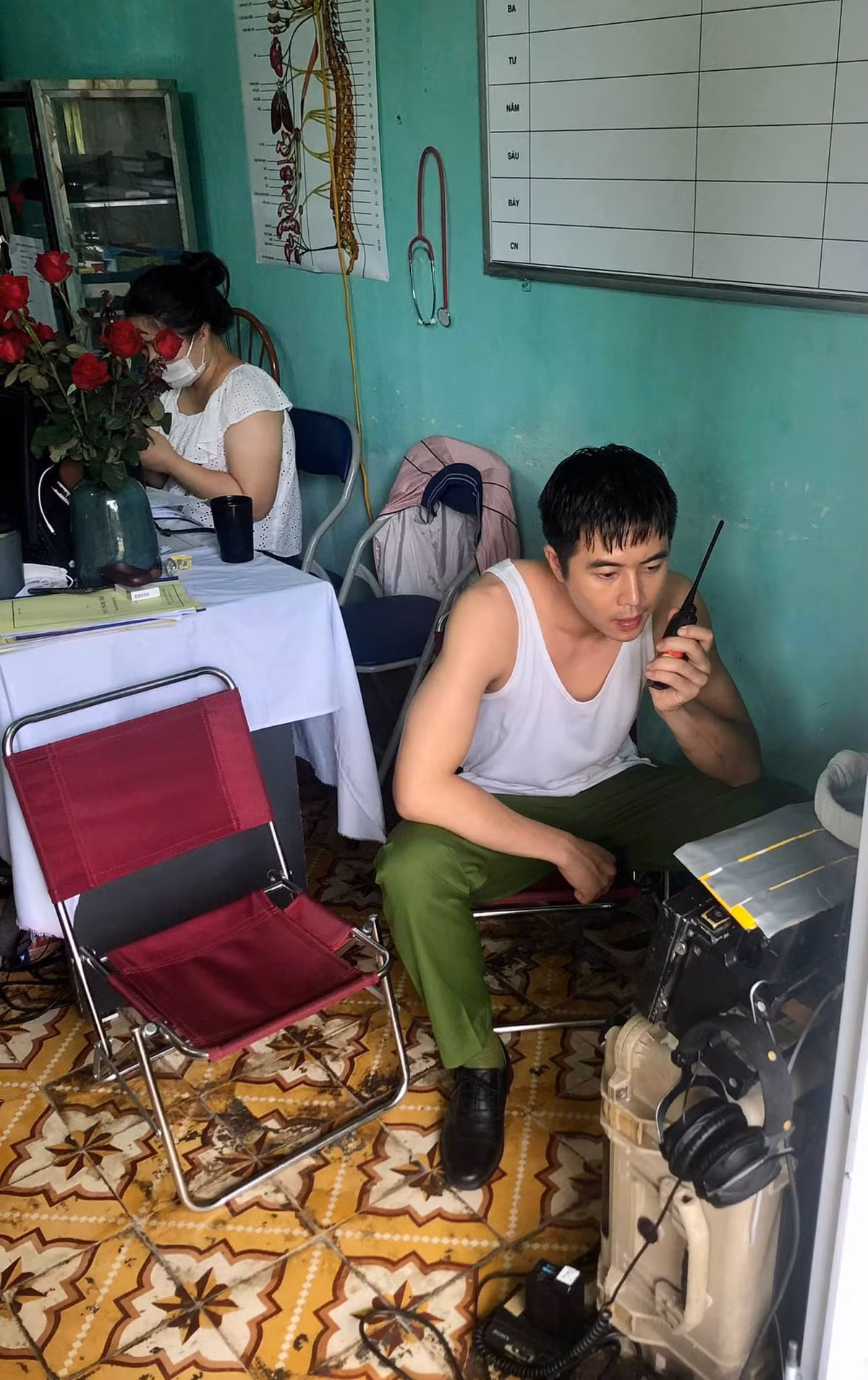 br/> Đức Hiếu ngồi vào ghế đạo diễn xem monitor hậu trường một cảnh quay.