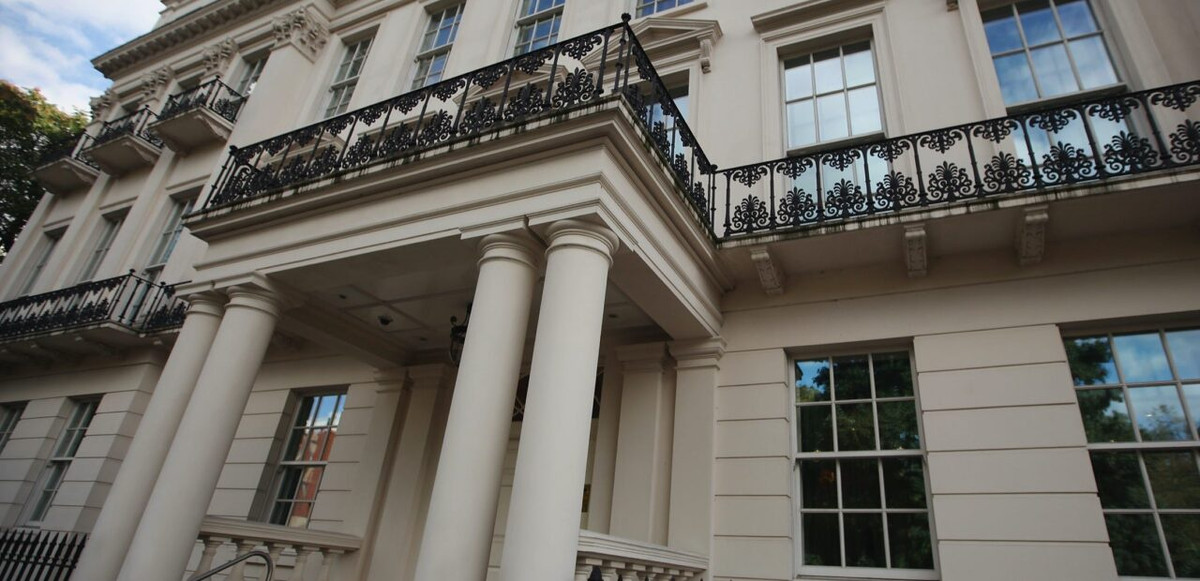 Ông Cheung đệ trình kế hoạch cải tạo dinh thự rộng 5.760 m2 này lên chính quyền địa phương. Theo nguồn tin, căn dinh thự 45 phòng đang xuống cấp nặng và cần được tân trang lại toàn bộ mới có thể sử dụng được. Ảnh: Business Insider.