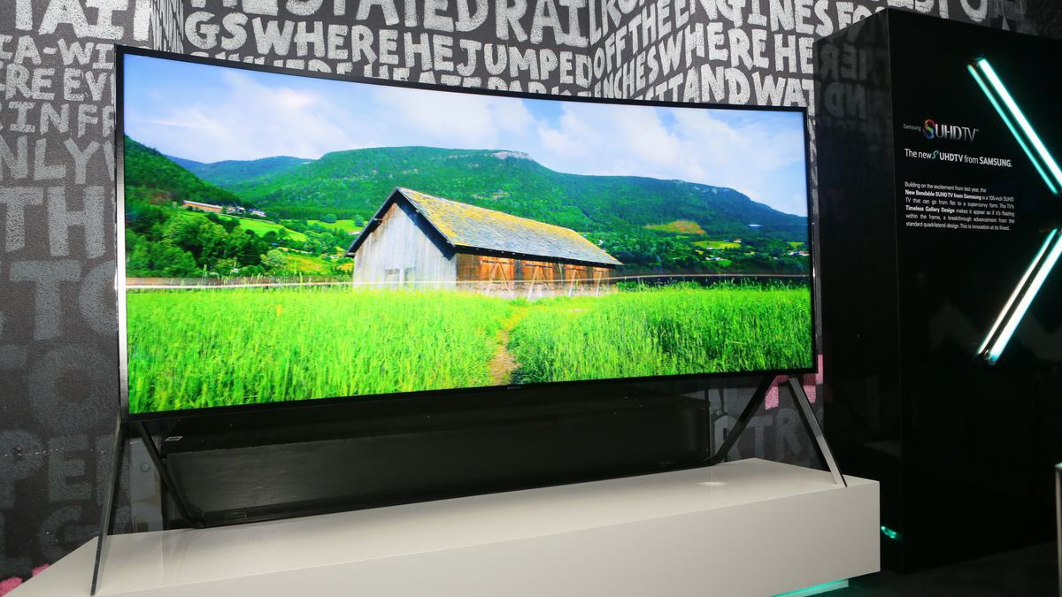 Với giá 120.000 USD, Samsung Class 105S9 là chiếc TV kích thước 105 inch, độ phân giải 4K và tích hợp 4 cổng HDMI. Màn hình này có thể thẳng hoặc cong tùy nhu cầu của người dùng. Thiết bị được ra mắt năm 2014, chỉ sản xuất theo đơn đặt hàng. Người mua còn được kỹ sư tư vấn vị trí lắp đặt, điều chỉnh thông số của TV cho phù hợp với căn phòng. Ảnh: CNET.