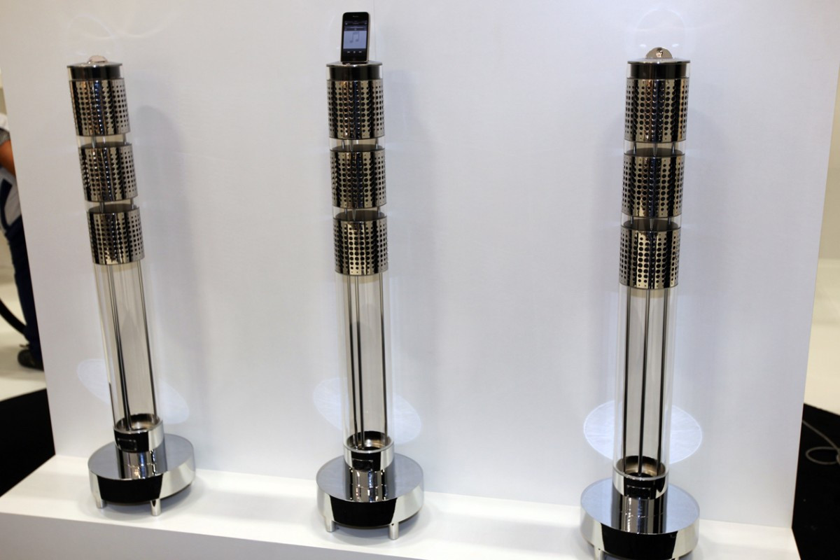 Được thiết kế bởi nhạc sĩ Jean Michel Jarre, đây là chiếc loa kiêm đế dựng iPhone cao nhất thế giới. Thiết bị nặng gần 400 kg, cao 3,35 m và đường kính 41 cm. Loa cho công suất lên đến 10.000 W. Người dùng có thể cắm iPhone, iPod hay iPad lên đỉnh loa, kết nối với nguồn phát khác bằng cổng USB hay 6,35 mm. Giá của chiếc loa khi ra mắt năm 2011 là 650.000 USD. Ảnh: New Atlas.