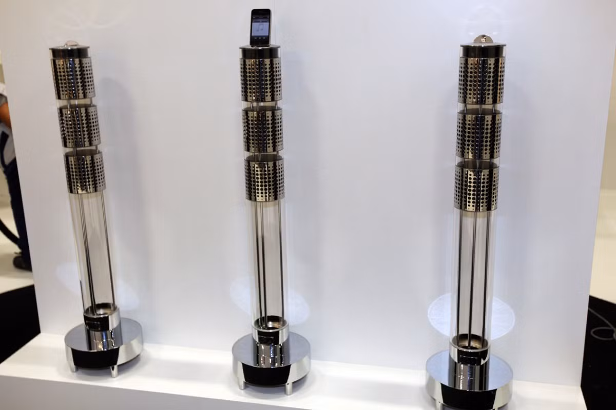 Được thiết kế bởi nhạc sĩ Jean Michel Jarre, đây là chiếc loa kiêm đế dựng iPhone cao nhất thế giới. Thiết bị nặng gần 400 kg, cao 3,35 m và đường kính 41 cm. Loa cho công suất lên đến 10.000 W. Người dùng có thể cắm iPhone, iPod hay iPad lên đỉnh loa, kết nối với nguồn phát khác bằng cổng USB hay 6,35 mm. Giá của chiếc loa khi ra mắt năm 2011 là 650.000 USD. Ảnh: New Atlas.