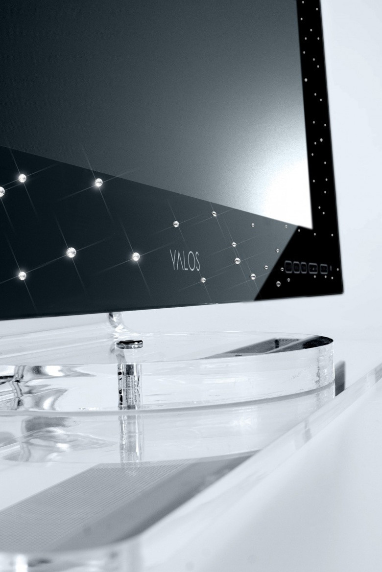  Yalos Diamond TV là chiếc TV đắt nhất thế giới khi ra mắt năm 2006. Xung quanh màn hình 46 inch, độ phân giải HD của TV được mạ vàng trắng, đính 160 viên kim cương. Giá của thiết bị là 140.000 USD. Ảnh: Keymat Technologies.