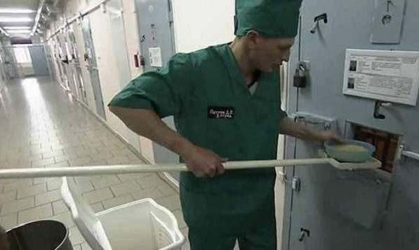 Nhà tù không có phòng ăn chung, các tù nhân ăn luôn trong phòng giam. Lượng thức ăn mỗi bữa của các tù nhân tương đối ít, miễn sao họ không bị chết đói và phải lao động rất vất vả để đổi lại được khẩu phần ăn ít ỏi đó. Ảnh: Sina