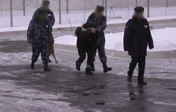 Mỗi khi các tù nhân ra ngoài, họ đều bị bịt mắt, đi khom lưng và được nhiều bảo vệ áp giải. Điều này nhằm mục đích không cho các tù nhân nắm rõ về cách bố trí của nhà tù Cá heo đen. Ảnh: Sina