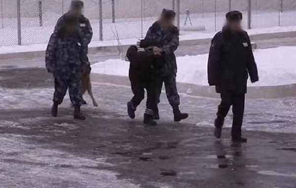 Mỗi khi các tù nhân ra ngoài, họ đều bị bịt mắt, đi khom lưng và được nhiều bảo vệ áp giải. Điều này nhằm mục đích không cho các tù nhân nắm rõ về cách bố trí của nhà tù Cá heo đen. Ảnh: Sina