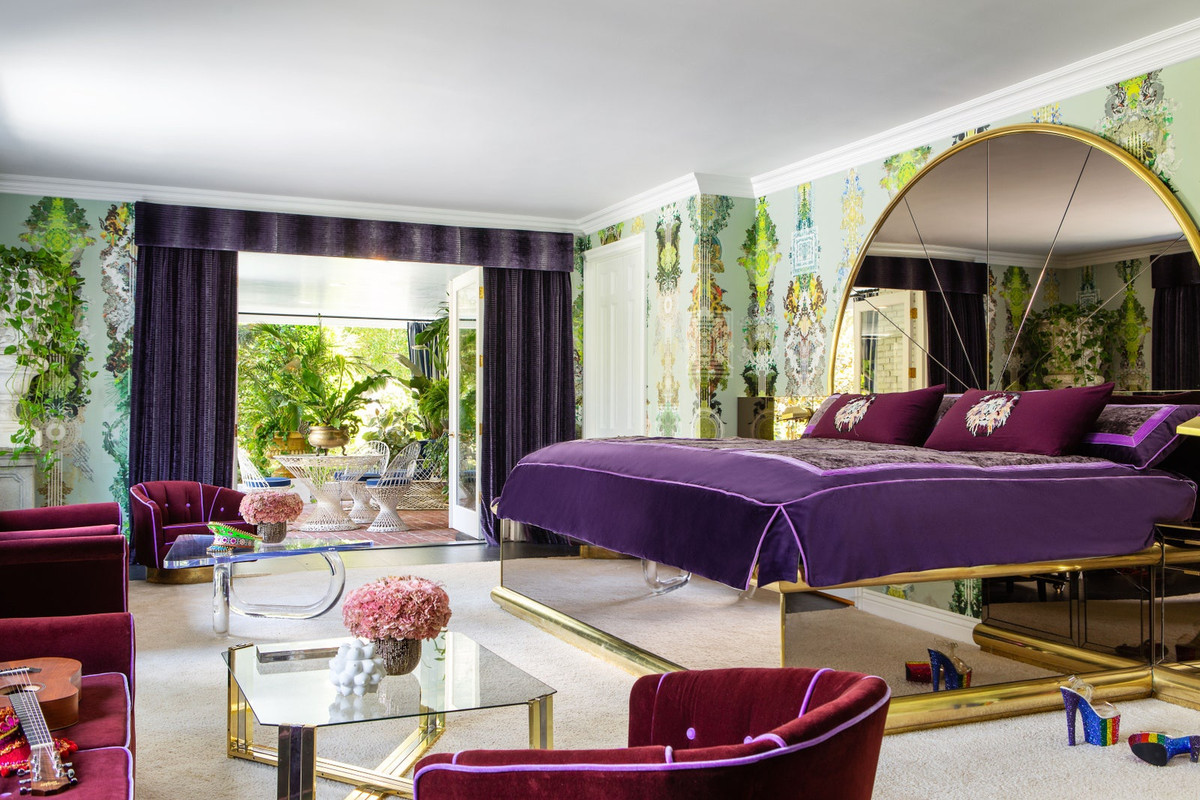 Kiến trúc sư Bini thay thế đồ nội thất của chủ cũ bằng các loại vải và đồ trang trí mới. Song các chi tiết trang trí không làm lu mờ hoàn toàn chức năng hàng ngày của ngôi nhà.