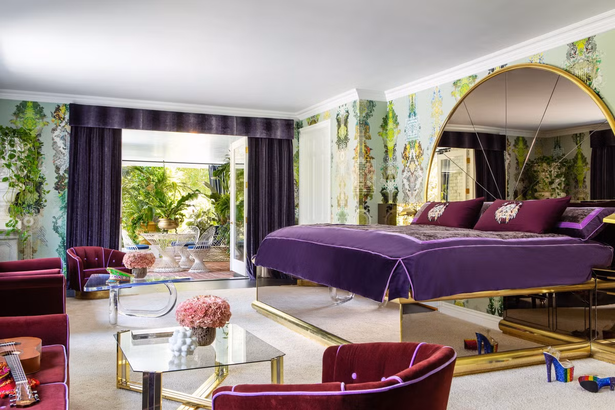 Kiến trúc sư Bini thay thế đồ nội thất của chủ cũ bằng các loại vải và đồ trang trí mới. Song các chi tiết trang trí không làm lu mờ hoàn toàn chức năng hàng ngày của ngôi nhà.