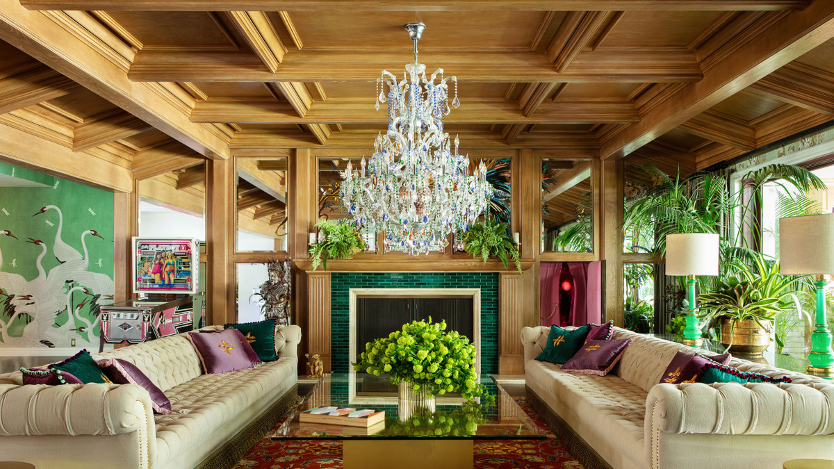 Thiên nhiên là chủ đề đầu tiên trong biệt thự của Cara Delevingne. Tường được vẽ hình con diệc trắng trên nền xanh. Cara Delevingne quyết định giữ lại phần lớn kiến trúc cũ bởi cô cảm thấy lãng phí khi loại bỏ món đồ của chủ trước đó.