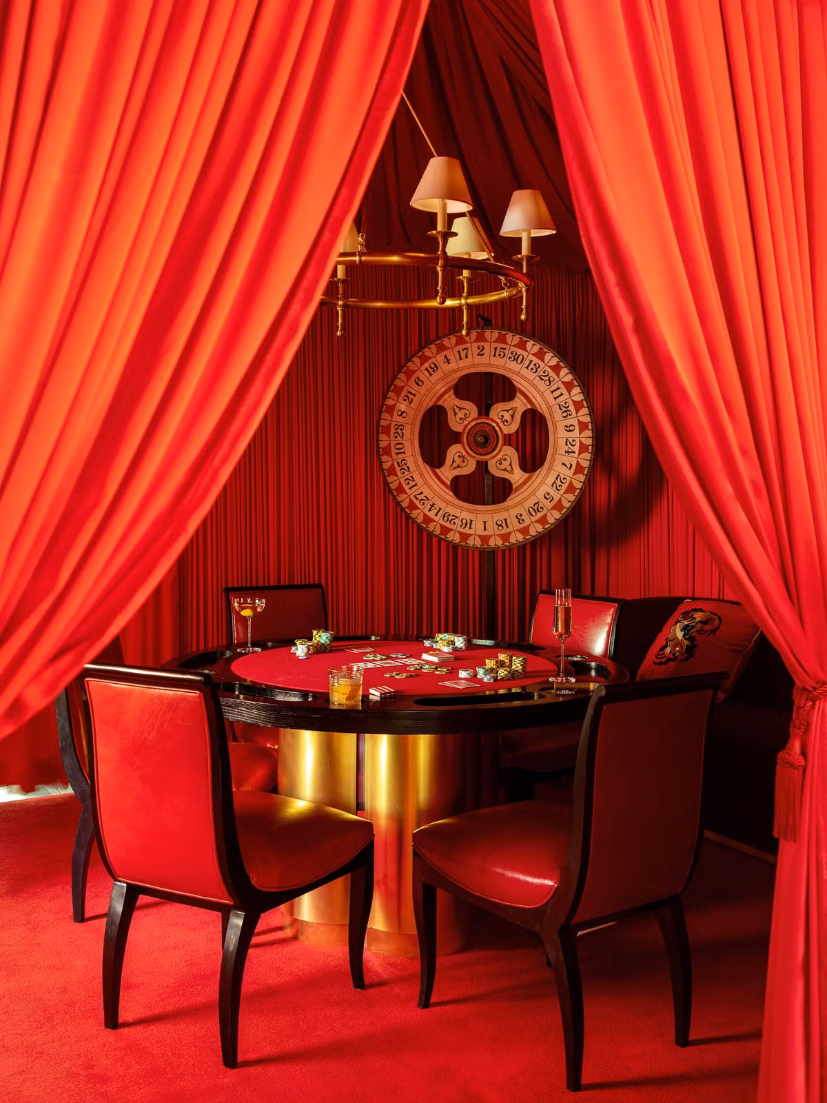 CNN nhận xét mỗi phần trong nhà Cara Delevingne, từ khu vực chơi poker đỏ rực cho đến căn phòng đầy bóng được thiết kế với cảm hứng vui vẻ. "Nếu có một ngày tồi tệ, tôi chỉ việc nhảy vào phòng bóng. Tôi sẽ không thể khóc trong đó", siêu mẫu sinh năm 1992 chia sẻ.