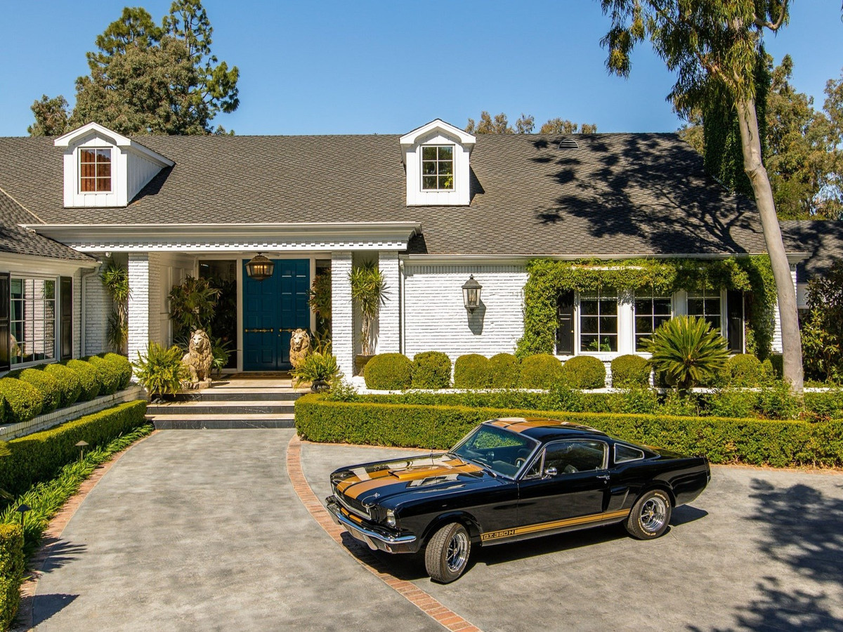 Kiến trúc sư Nicolò Bini của Line Architecture là người phụ trách trang hoàng ngôi nhà. Căn biệt thự bằng gạch trắng, mang phong cách đồng quê kiểu Anh. Nó được xây dựng vào năm 1941 cho thành viên của gia đình Von der Ahe - những người sáng lập ra chuỗi siêu thị Vons.