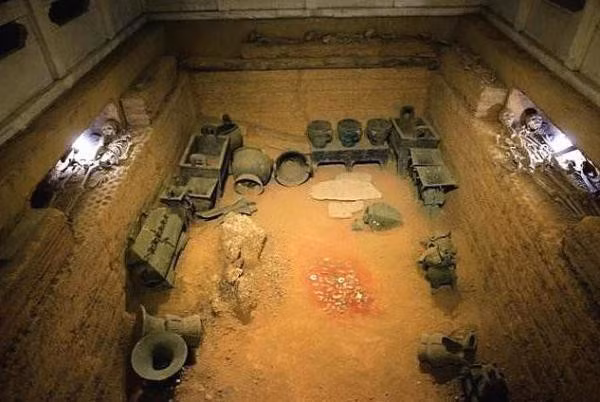 Canh tuong nghiet nga trong lang mo nu tuong co chien tich lung lay