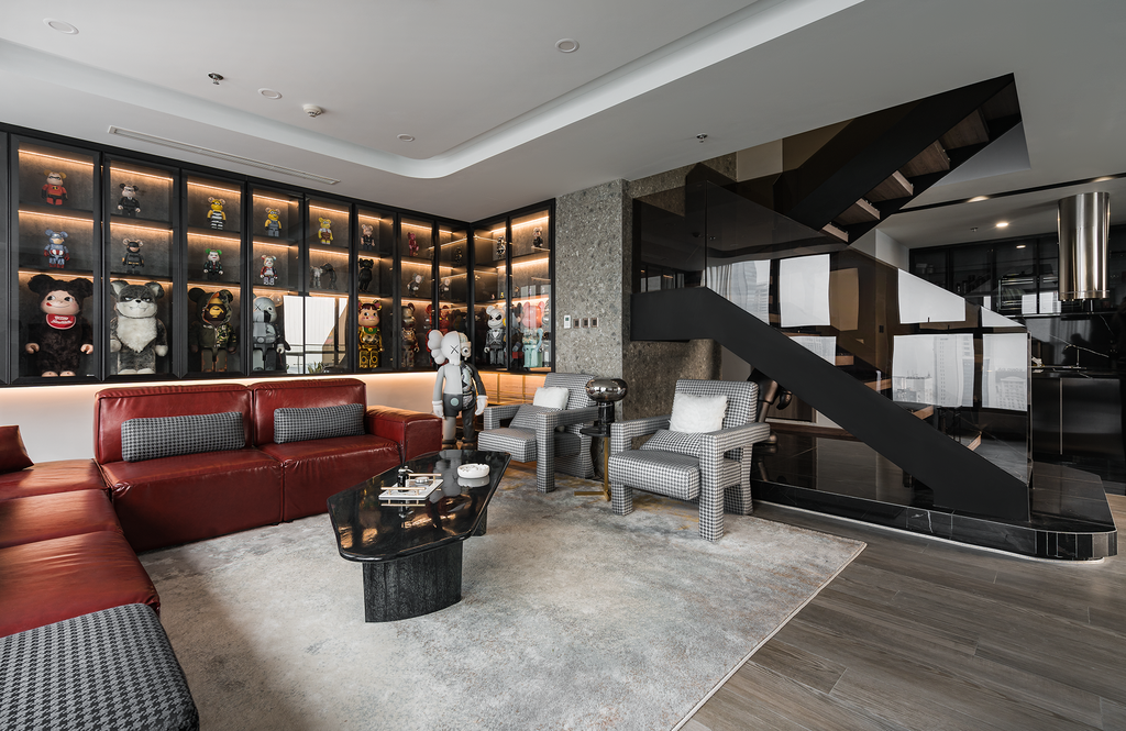 br/> Không gian nội thất với chủ đạo là màu đen xám bật lên với điểm nhấn là màu đỏ đậm của sofa theo cá tính và sở thích của chủ nhân. Ngoài ra, các hoa văn dạng Houndstooth thời trang hiện đại được đưa vào không gian nội thất.