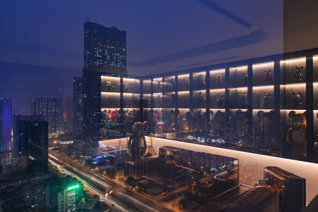 br/> Từ căn hộ, chủ nhân có thể tận hưởng toàn bộ khung cảnh của thành phố Hà Nội về đêm.