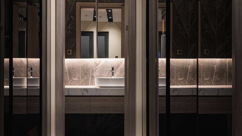 br/> Chất liệu đá, kính và cách bố trí hệ thống ánh sáng khiến phòng tắm trở nên sang trọng.