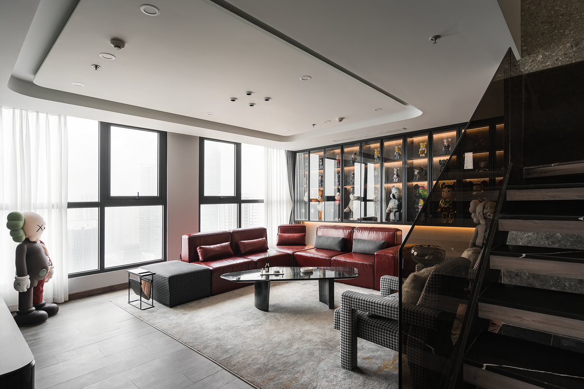 Căn hộ có diện tích khoảng 110 m2 với phòng khách, một phòng ngủ master, một phòng xem phim, 3 ban công và 2 WC. Đội ngũ thiết kế của Minh Nguyễn Design (MND) thực hiện công trình và chủ nhà là một cô gái 9X cá tính, mê thời trang và thích màu đỏ.