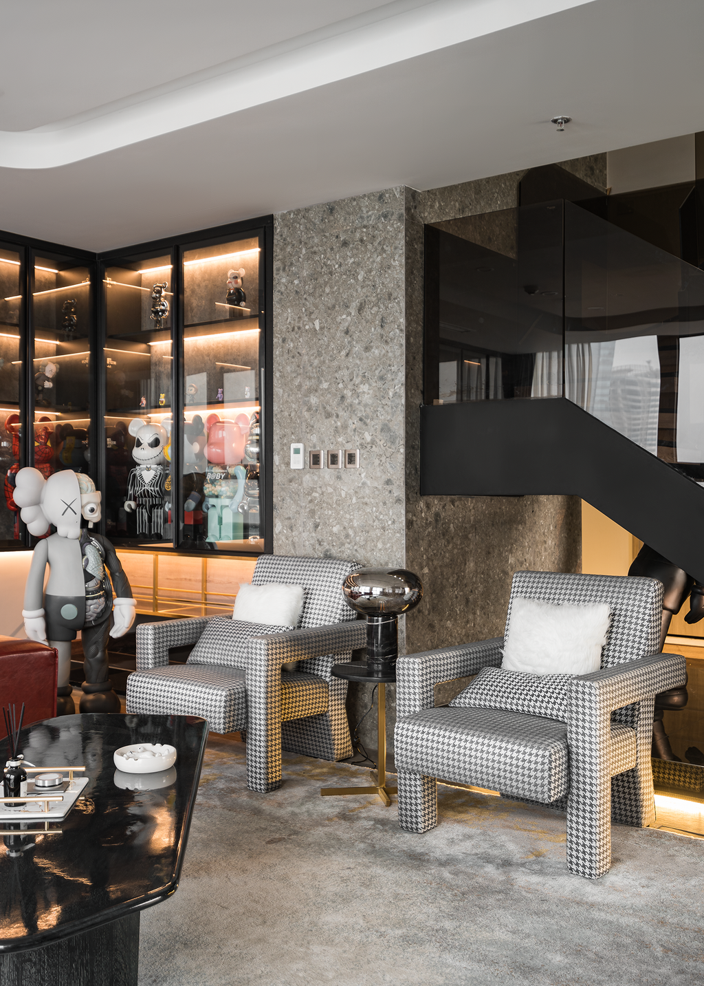 br/> Căn hộ gây ấn tượng với tủ trưng bày bộ sưu tập Kaws &amp; Bear Brick. Nội thất sử dụng màu đỏ làm điểm nhấn.