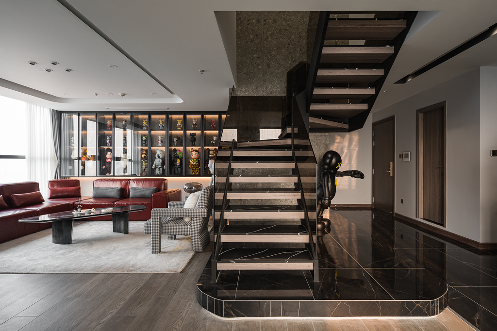 br/> Vật liệu được sử dụng trong không gian nội thất là sự tương phản giữa các chất liệu thô nhám và bóng: Cầu thang thép sơn đen mờ với mặt đá và kính bóng, tường ốp đá thô terrazzo tương phản với mặt sàn đen.