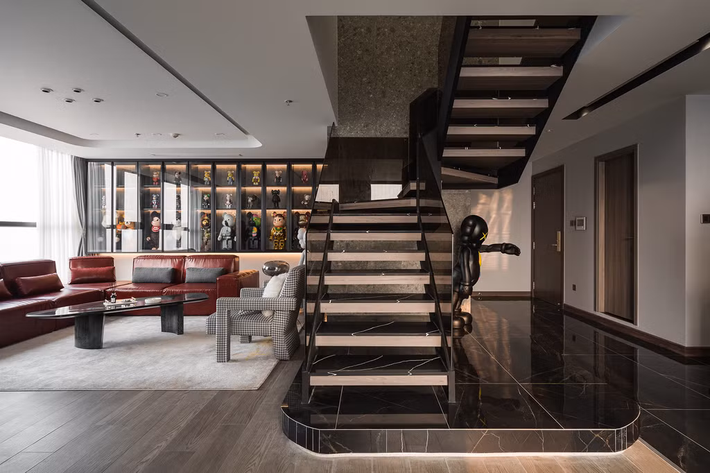 br/> Vật liệu được sử dụng trong không gian nội thất là sự tương phản giữa các chất liệu thô nhám và bóng: Cầu thang thép sơn đen mờ với mặt đá và kính bóng, tường ốp đá thô terrazzo tương phản với mặt sàn đen.