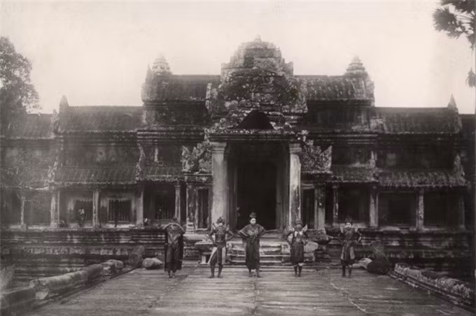  Quần thể Angkor Wat (Siem Reap, Campuchia).Quần thể đền Angkor Wat được cho là công trình kiến trúc tôn giáo lớn nhất thế giới, có diện tích 162,6 hecta và bao gồm hơn một nghìn tòa nhà. Ảnh được chụp vào năm 1910. 