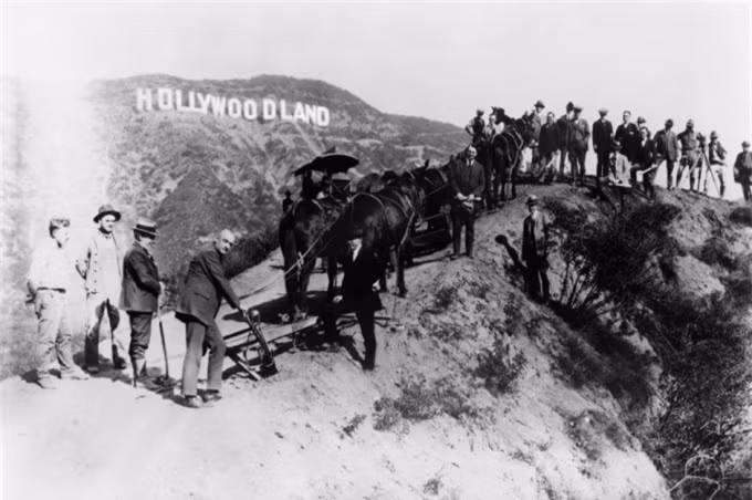  Bảng hiệu Hollywood từng được ghi là "Hollywoodland" như trong bức ảnh được chụp vào năm 1925. Vào năm 1949, tấm bảng đã bỏ đi chữ "land". 