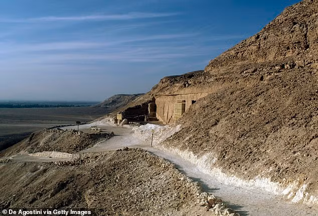 Tai hien khuon mat Pharaoh Ai Cap tu bo hai cot-Hinh-10