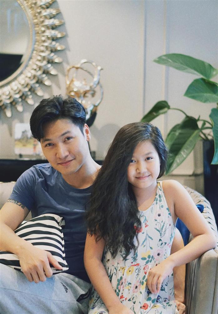 Bước sang tuổi 12, con gái nam diễn viên ngày càng xinh xắn và cao lớn. Nhiều khán giả nhận xét cô bé có ngoại hình giống hệt bố. Bé Chíp cũng được khen có năng khiếu làm mẫu khi biết tạo dáng và biểu cảm chuyên nghiệp lúc chụp ảnh. Mới học lớp 6 nhưng Chíp đã cao gần bằng mẹ.