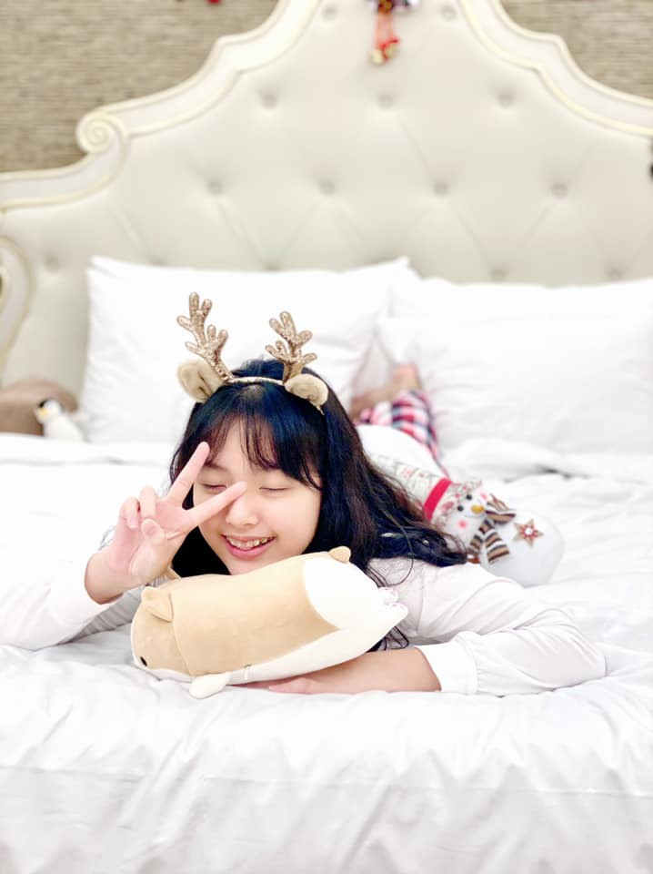 Ở tuổi 12, Suti được khen ngày càng xinh xắn, thừa hưởng nhiều nét đẹp của mẹ. Cô bé có chiều cao vượt trội so với bạn bè cùng trang lứa và thích các môn nghệ thuật. Nhiều ý kiến cho rằng Suti sẽ là cái tên sáng giá nếu gia nhập ngành giải trí trong tương lai.