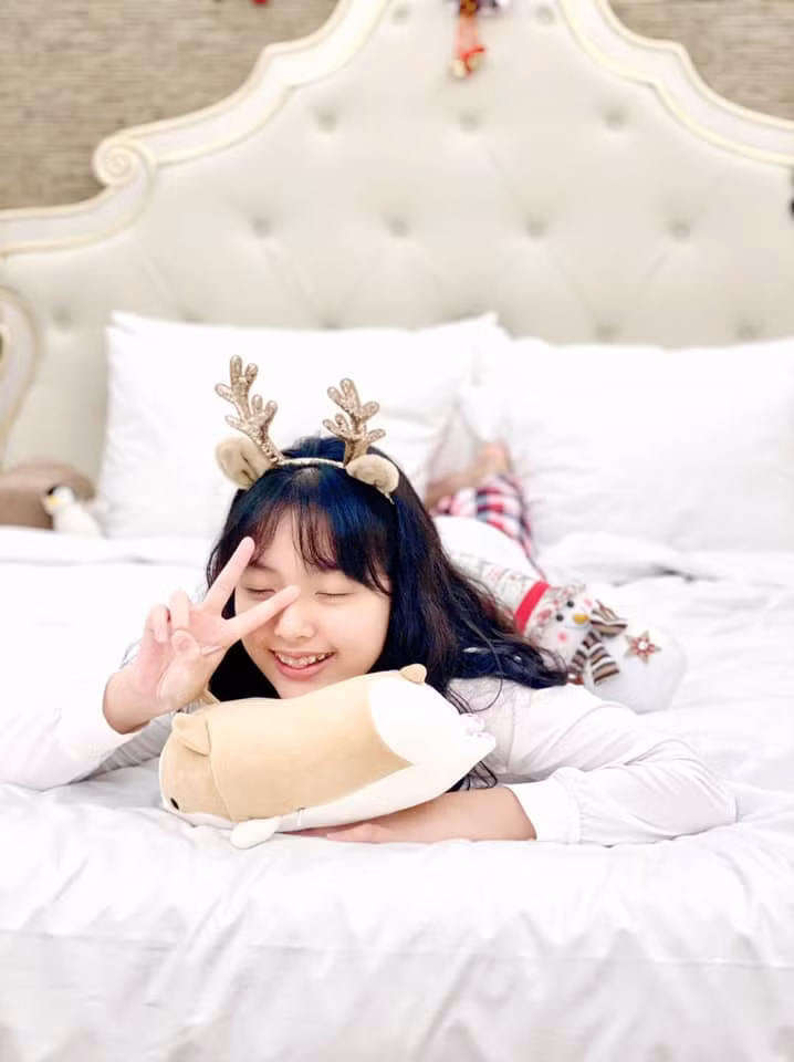 Ở tuổi 12, Suti được khen ngày càng xinh xắn, thừa hưởng nhiều nét đẹp của mẹ. Cô bé có chiều cao vượt trội so với bạn bè cùng trang lứa và thích các môn nghệ thuật. Nhiều ý kiến cho rằng Suti sẽ là cái tên sáng giá nếu gia nhập ngành giải trí trong tương lai.