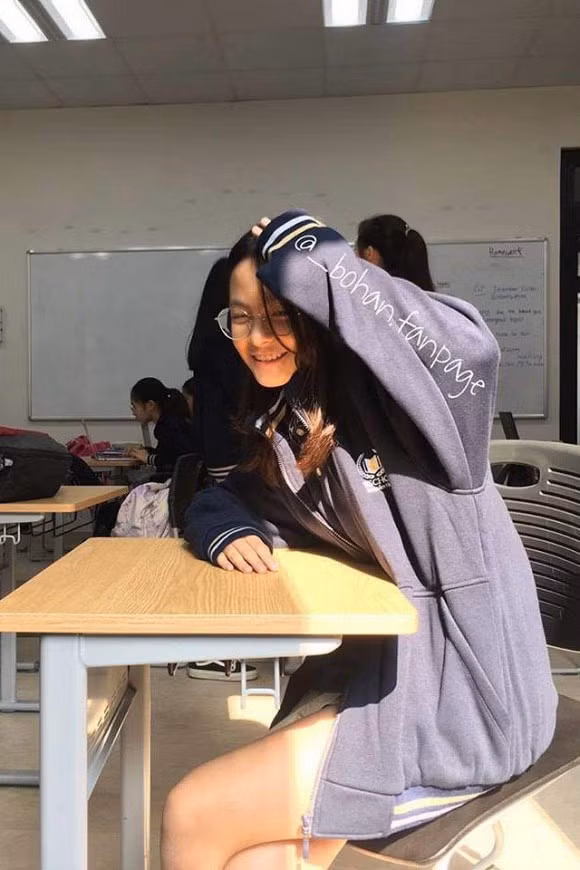 Từ năm 2019, chị cả của Bố ơi mình đi đâu thế mùa 1 đi du học tại Auckland (New Zealand). Cô bé 15 tuổi cài đặt trang cá nhân ở chế độ riêng tư và chỉ xuất hiện trong những hình ảnh do MC Phan Anh đăng tải ở tài khoản của anh. MC Phan Anh thậm chí gọi đùa bé Bo là em gái vì con ngày càng lớn, trưởng thành và chín chắn.