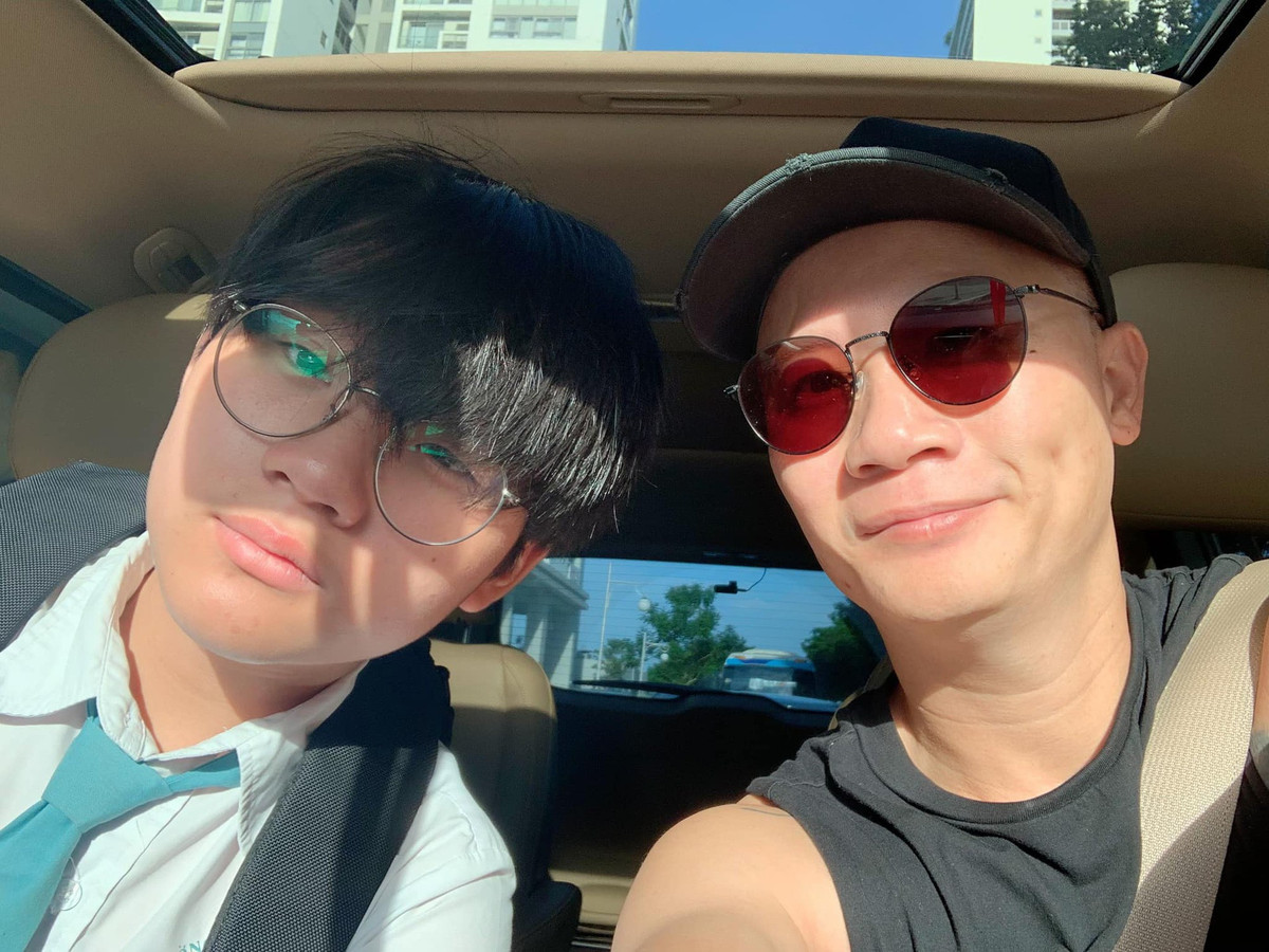 Sau nhiều năm, bé Tê Giác (tên thật: Hoàng Minh) đã cao lớn và ngoại hình rất giống bố. Trên trang cá nhân, nhạc sĩ Hoàng Bách thường xuyên chia sẻ ảnh chụp cùng con trai và tiết lộ cậu bé vẫn là người sống tình cảm, biết quan tâm, chăm sóc mẹ, em gái như xưa.