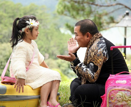  Bé Suti (Lê Gia An) - con gái nhạc sĩ Minh Khang và siêu mẫu Thúy Hạnh - tham gia chương trình Bố ơi mình đi đâu thế khi mới chỉ 5 tuổi. Cô bé gây ấn tượng với tính cách nhí nhảnh, ngoại hình đáng yêu. Ở mùa 2, bé Suti và bố Minh Khang trở lại từ tập 4, trở thành cặp bố con duy nhất tham gia tới 2 mùa Bố ơi mình đi đâu thế.