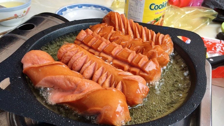 Bac si tiet lo 6 thuc pham rut can canxi khien con bi lun di