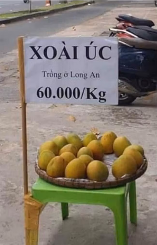 Man gay lu tinh vi cua hang hoa qua via he