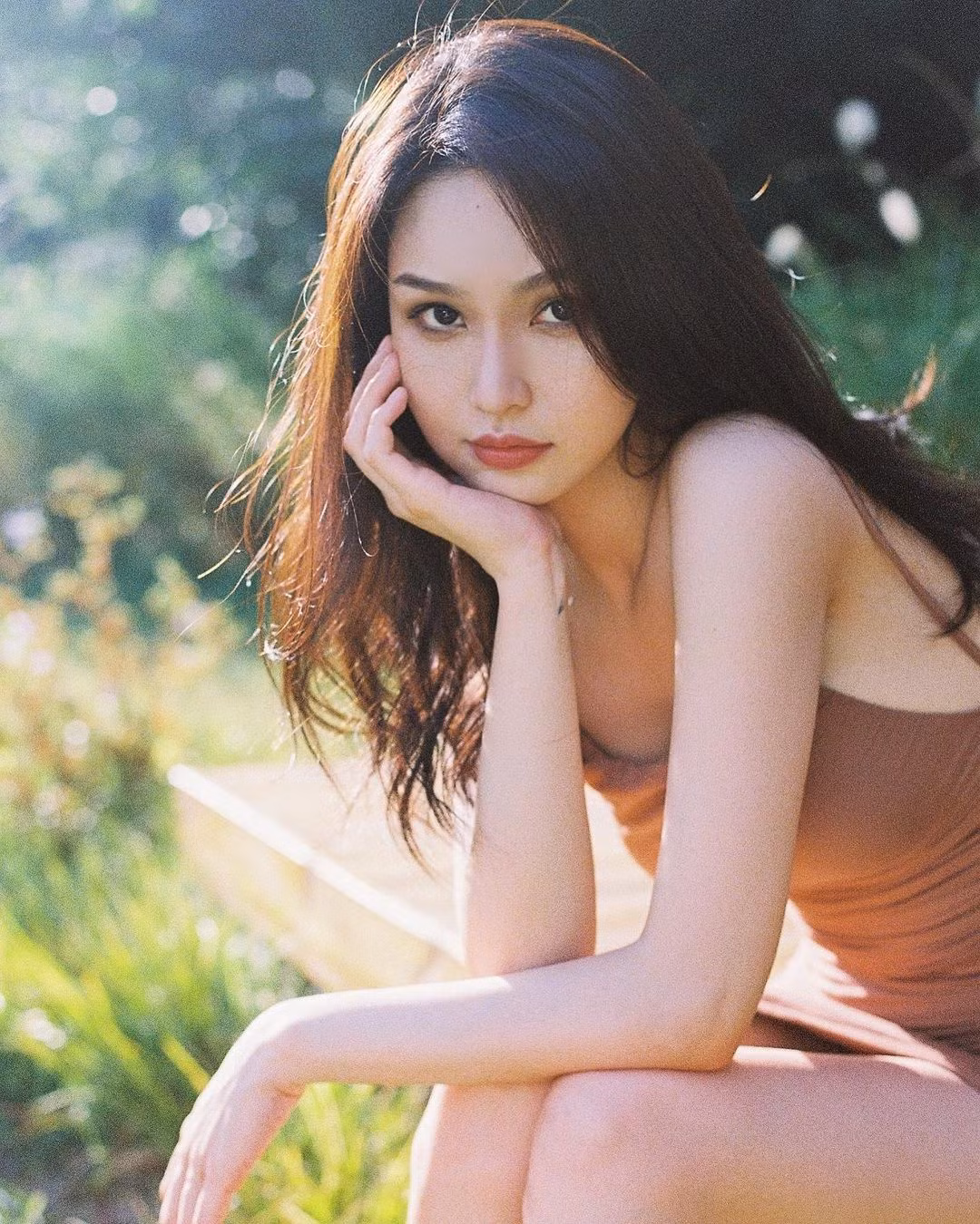 Crissie Lee là gương mặt nổi tiếng trên khắp các trang tin Trung Quốc nhờ vẻ ngoài xinh đẹp cùng vóc dáng gợi cảm. Ở tuổi 28, bà mẹ một con duy trì chế độ ăn kiêng và tập gym, yoga để giữ gìn vóc dáng trẻ trung, khỏe mạnh. Ảnh: Crissielee_.