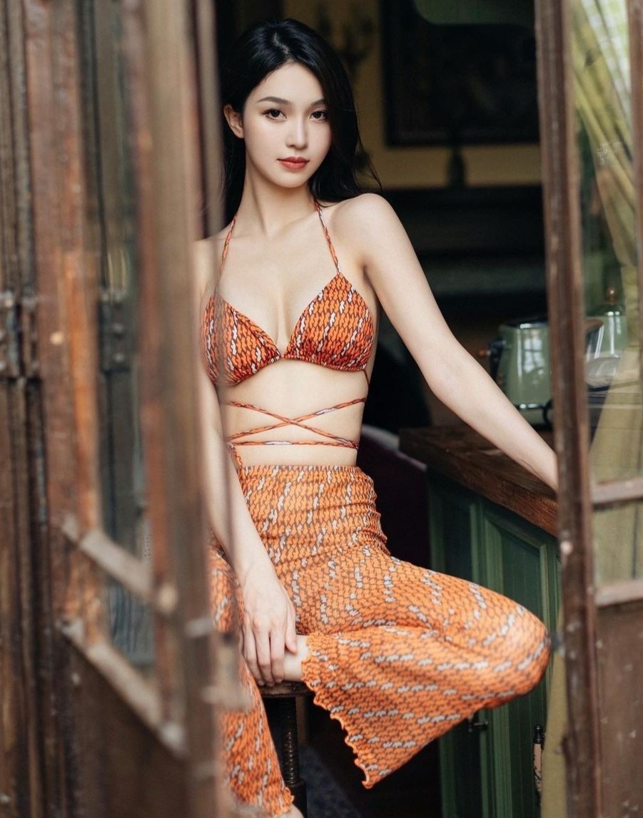 Trên mạng xã hội, Lee được chú ý khi thường xuyên chia sẻ hình ảnh cuộc sống. Hot mom Trung Quốc thường tạo dáng bên siêu xe, du lịch trong và ngoài nước. Tuy vậy, cô khá kín tiếng về đời tư nên hiếm khi chia sẻ ảnh chồng, con lên trang cá nhân. Ảnh: Crissielee_.