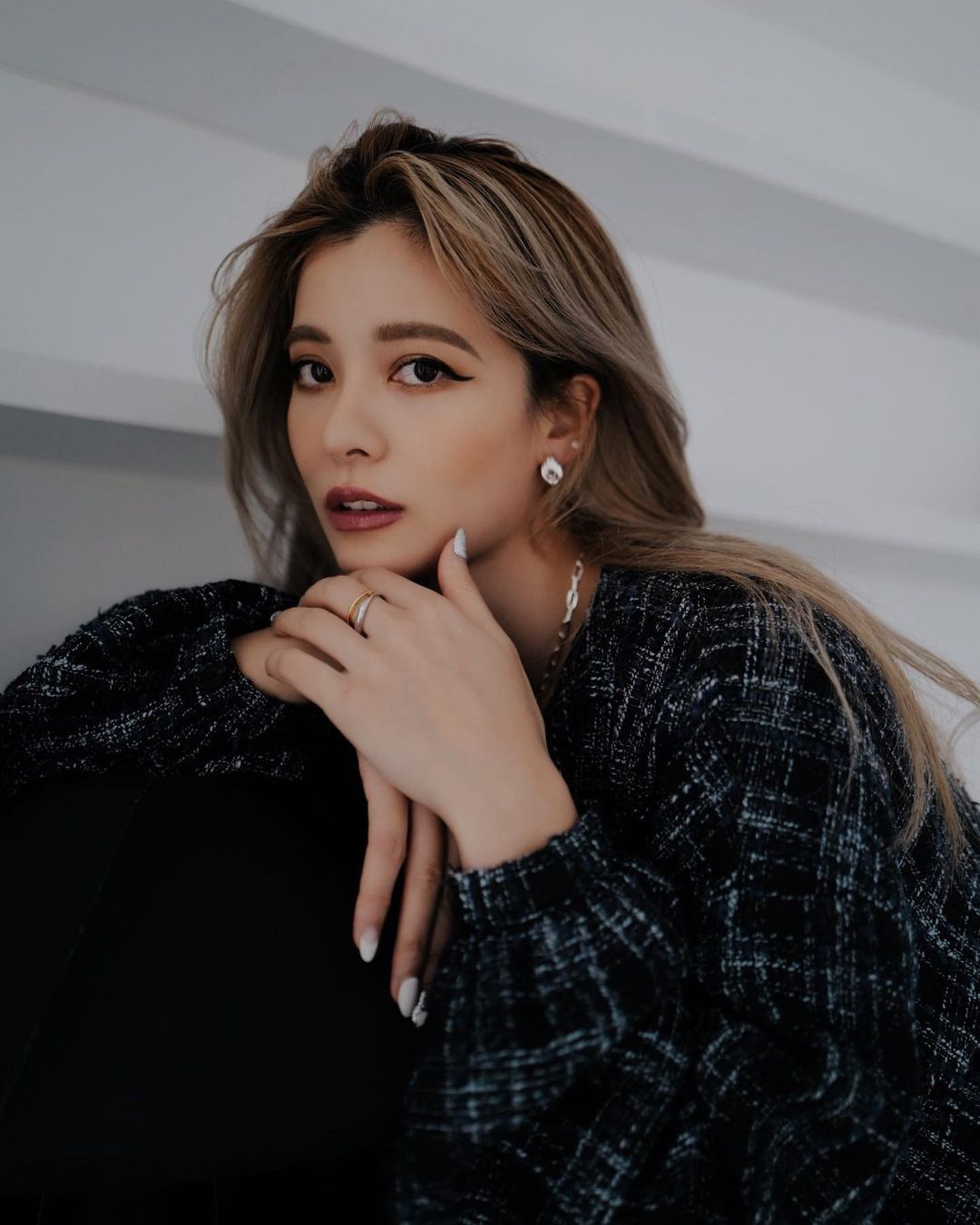 Tháng 3/2018, Lyla khiến fan bất ngờ khi tiết lộ mình mang bầu một bé trai. Khi đó, nhiều người mới biết cô đã bí mật đăng ký kết hôn một năm trước. Sau khi lập gia đình, ngôi sao 31 tuổi ít hoạt động giải trí và tập trung nhiều hơn cho công việc kinh doanh phụ kiện thời trang. Ảnh: Lyla.