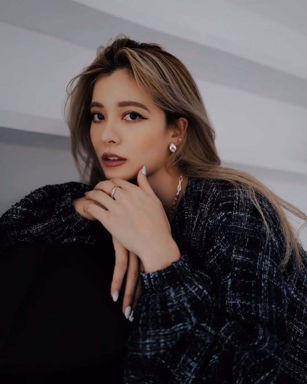 Tháng 3/2018, Lyla khiến fan bất ngờ khi tiết lộ mình mang bầu một bé trai. Khi đó, nhiều người mới biết cô đã bí mật đăng ký kết hôn một năm trước. Sau khi lập gia đình, ngôi sao 31 tuổi ít hoạt động giải trí và tập trung nhiều hơn cho công việc kinh doanh phụ kiện thời trang. Ảnh: Lyla.