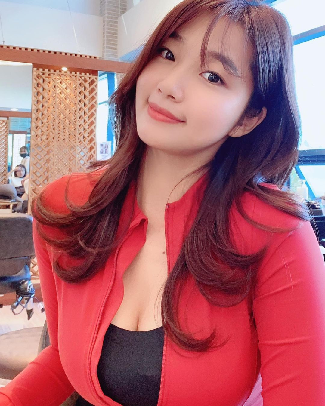 Bà mẹ một con khiến nhiều người ngưỡng mộ khi có vóc dáng chuẩn. Cô cao 1,69 m, nặng 54 kg và có số đo ba vòng lý tưởng 91-58-95. Ảnh: Ohttomom.