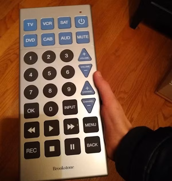 Điều khiển TV của bà ngoại.