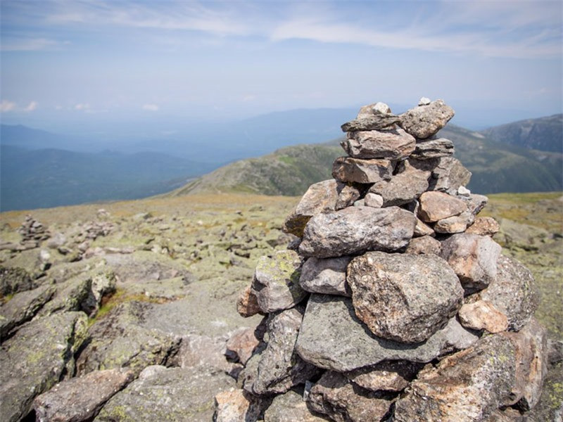 Núi Washington, New Hampshire: Gió trên núi có vận tốc hơn 370km/h, có thể thổi bay người. Nhiệt độ ở đây cũng rất lạnh; được biết 139 người đã tử vong, chủ yếu là do bị hạ thân nhiệt, khi đi trên ngọn núi này.