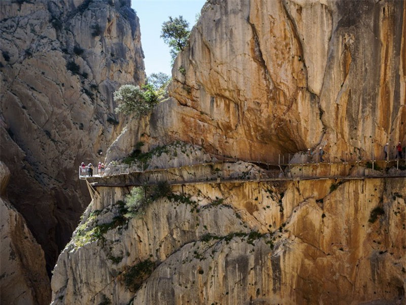 El Caminito del Rey, Tây Ban Nha: Là một con đường hẹp cách mặt đất khoảng 30 mét và xây dựng cách đây 10 năm; qua thời gian, El Caminito del Rey bắt đầu hư hại nhiều và trở nên rất nguy hiểm. Sau sự việc 4 nhà thám hiểm rơi xuống tử vong năm 2012, cung đường này bị đóng cửa nhiều năm. Sau đó, con đường được sửa chữa, gia cố lại và giới hạn đón 600 du khách mỗi ngày.