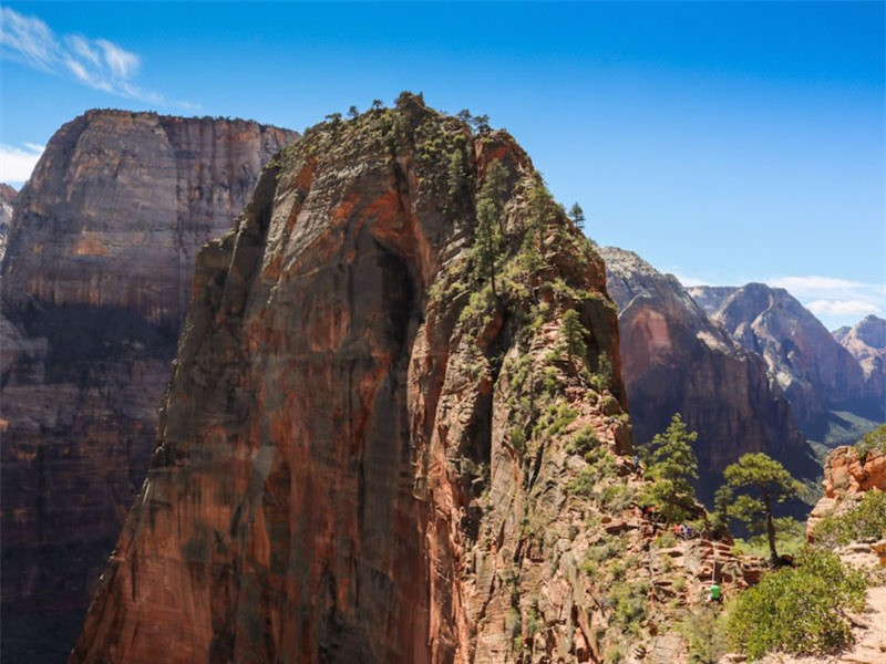 Angel's Landing, Utah: Là cung đường không dành cho những người yếu tim vì quá hẹp. Trên thực tế, những bước cuối của đường chỉ rộng đủ chỗ cho một người ở độ cao hơn 300 mét.