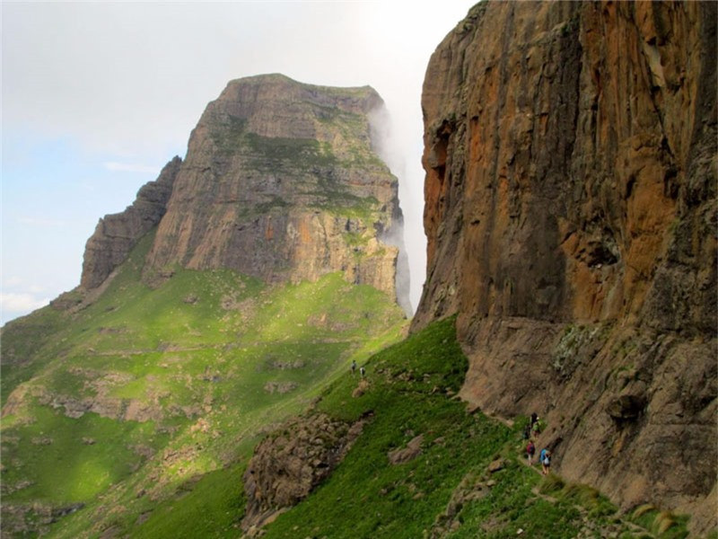 Drakensberg Traverse, Nam Phi: Có thông tin nói rằng đã có nhiều người tử vong khi đi qua con đường này. Con đường nguy hiểm ngay từ đoạn bắt đầu, nơi những người leo núi phải leo hai bậc thang "khó nhằn" để đến một sườn núi hẹp và đi bộ trên con đường được tạo từ những tảng đá mòn.