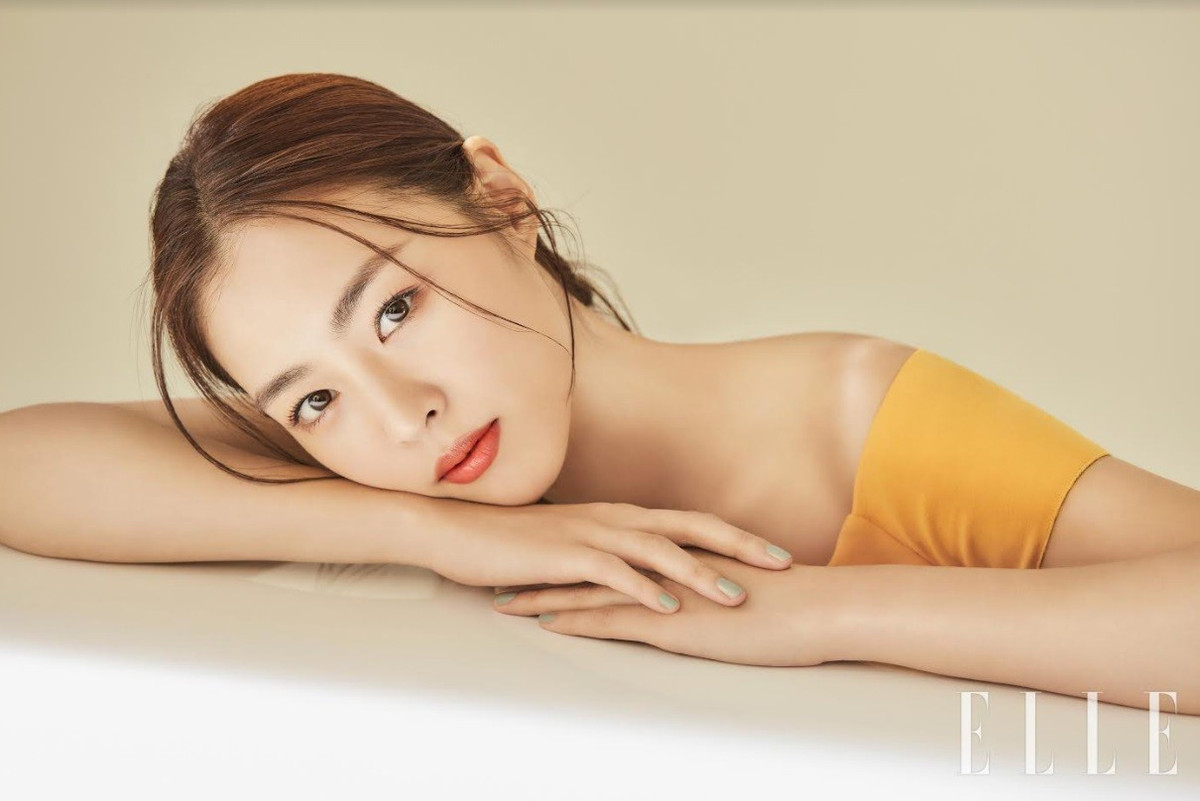 Năm 2001, Lee Yeon Hee gia nhập SM sau khi cô đạt giải Best Features trong cuộc thi tài năng do SM tổ chức. Lee Yeon Hee từng được truyền thông Hàn Quốc đặt biệt danh “nữ hoàng MV” vì thường xuyên xuất hiện trong MV của các nghệ sĩ SM như My Little Princess của TVXQ, Propose của Kangta, Habit của Fly to The Sky… Cô còn được xem là một trong những mỹ nhân đẹp nhất lịch sử SM.