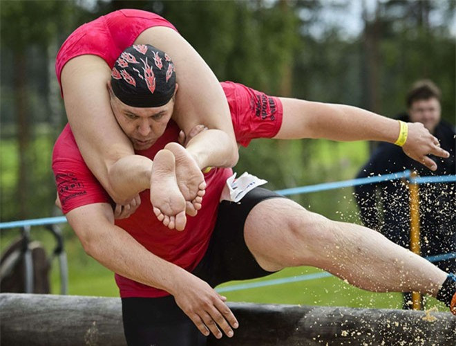 Tư thế cõng vợ Estonia (người vợ lộn ngược, quàng chân lên cổ chồng) là tư thế phổ biến nhất. Phần thưởng cho cặp đôi vô địch là một chiếc cúp lưu niệm và số bia bằng với cân nặng của người phụ nữ