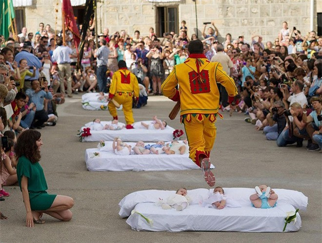 Hoạt động này tượng trưng cho việc cái thiện sẽ chiến thắng cái ác và là một cách cầu bình an cho bọn trẻ. Mặc dù chưa ghi nhận trường hợp trẻ nào bị thương khi có người nhảy qua nhưng lễ hội nhảy qua đầu em bé vẫn được xem là lễ hội nguy hiểm nhất thế giới