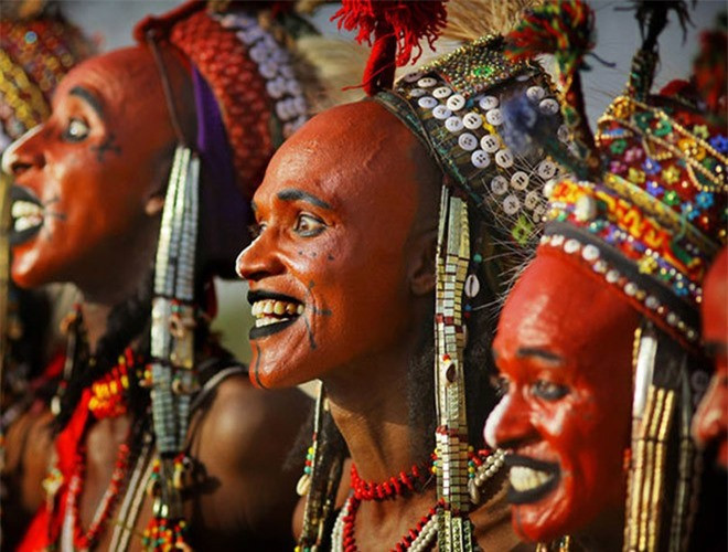 Điều đặc biệt nhất trong lễ hội là điệu nhảy Yaake, khi đàn ông hóa trang và biểu diễn trước mặt phụ nữ để thể hiện "sức mạnh tình dục". Ngoài ra, điệu nhảy Yaake còn là nơi phụ nữ tìm chồng. Bộ tộc Wodaabe cho phép phụ nữ tự do "vô hạn" trong hôn nhân và tình dục. Các cô gái chưa lập gia đình có thể quan hệ tình dục bất cứ khi nào và với bất cứ ai họ muốn