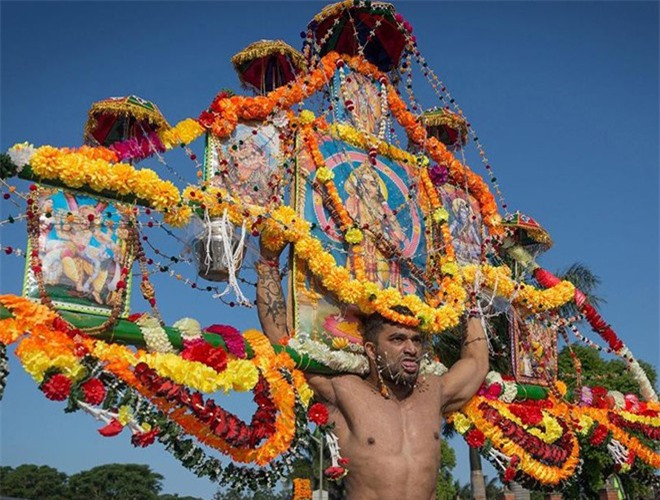 Đến ngày Thaipusam, mọi người đều mang kavadi (tạm dịch: gánh nặng) ra đường, tụ tập thành đoàn diễu hành, đi bộ đến đền thờ thần Murugan. Có khá nhiều loại kavadi. Loại đặc biệt phức tạp là vel kavadi, trông y hệt như một bàn thờ di động. Người dân tin rằng, bất cứ ai rước kavadi đến viếng thờ thần Murugan sẽ được thần ban phước lành