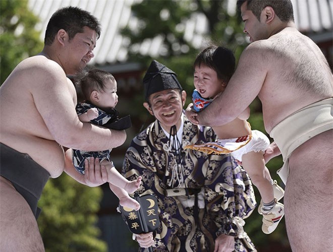 Em bé nào khóc to và lâu nhất sẽ là người thắng cuộc, và cũng được tin rằng sẽ có nhiều sức khỏe và may mắn nhất trong năm