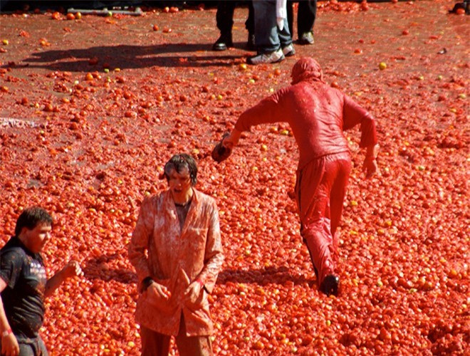 Lễ hội cà chua La Tomatina được du khách biết đến và hào hứng tham gia nhờ độ "lầy" của nó. Lễ hội diễn ra hàng năm tại thị trấn Bunol, tỉnh Valencia, Tây Ban Nha. Một số giả thuyết cho rằng, nguồn gốc lễ hội bắt nguồn từ cuộc biểu tình chống Pháp năm 1945